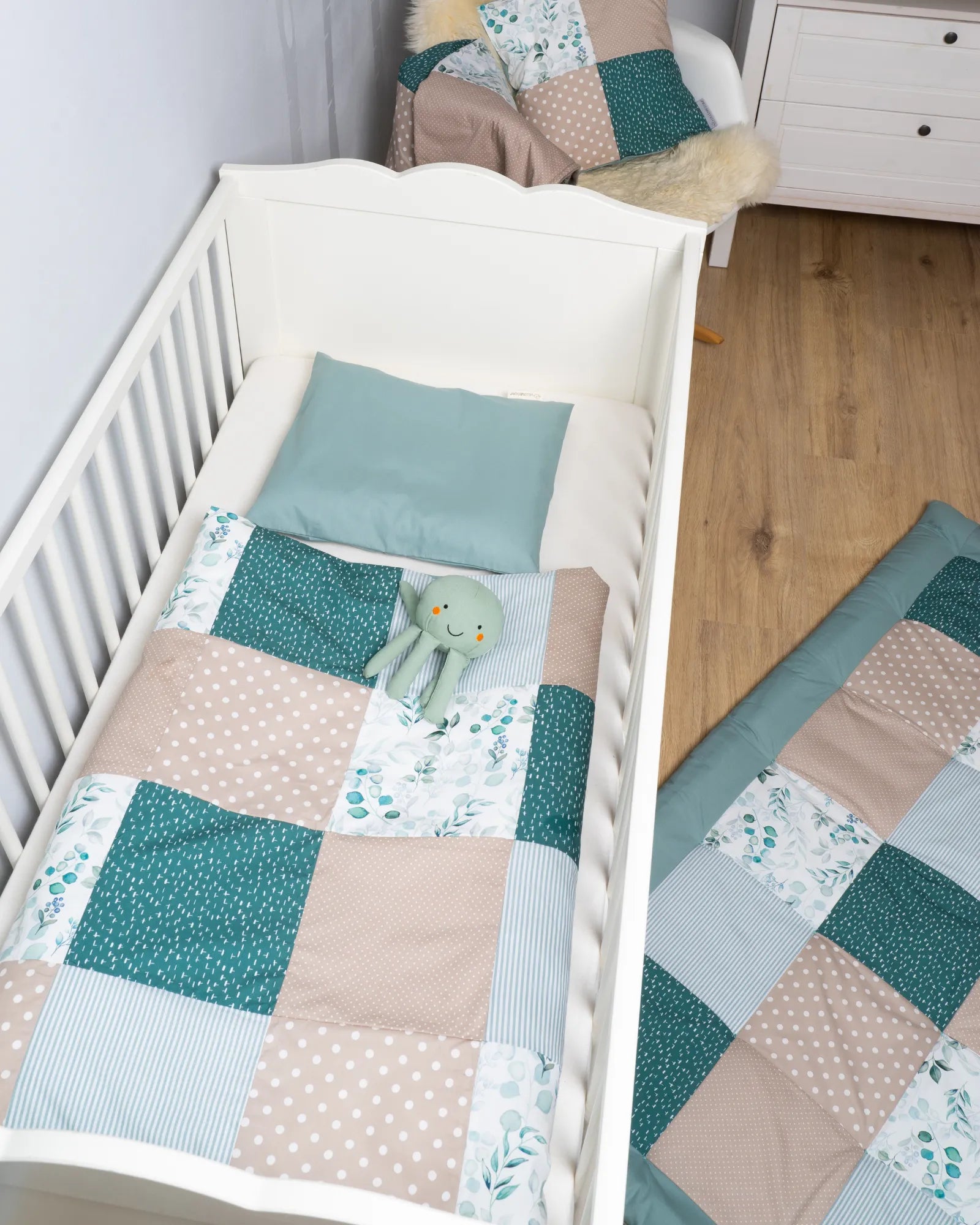 ullenboom-baby-bettwaesche-80x80-patchwork__eukalyptus_szeneriepng-ULLENBOOM Baby