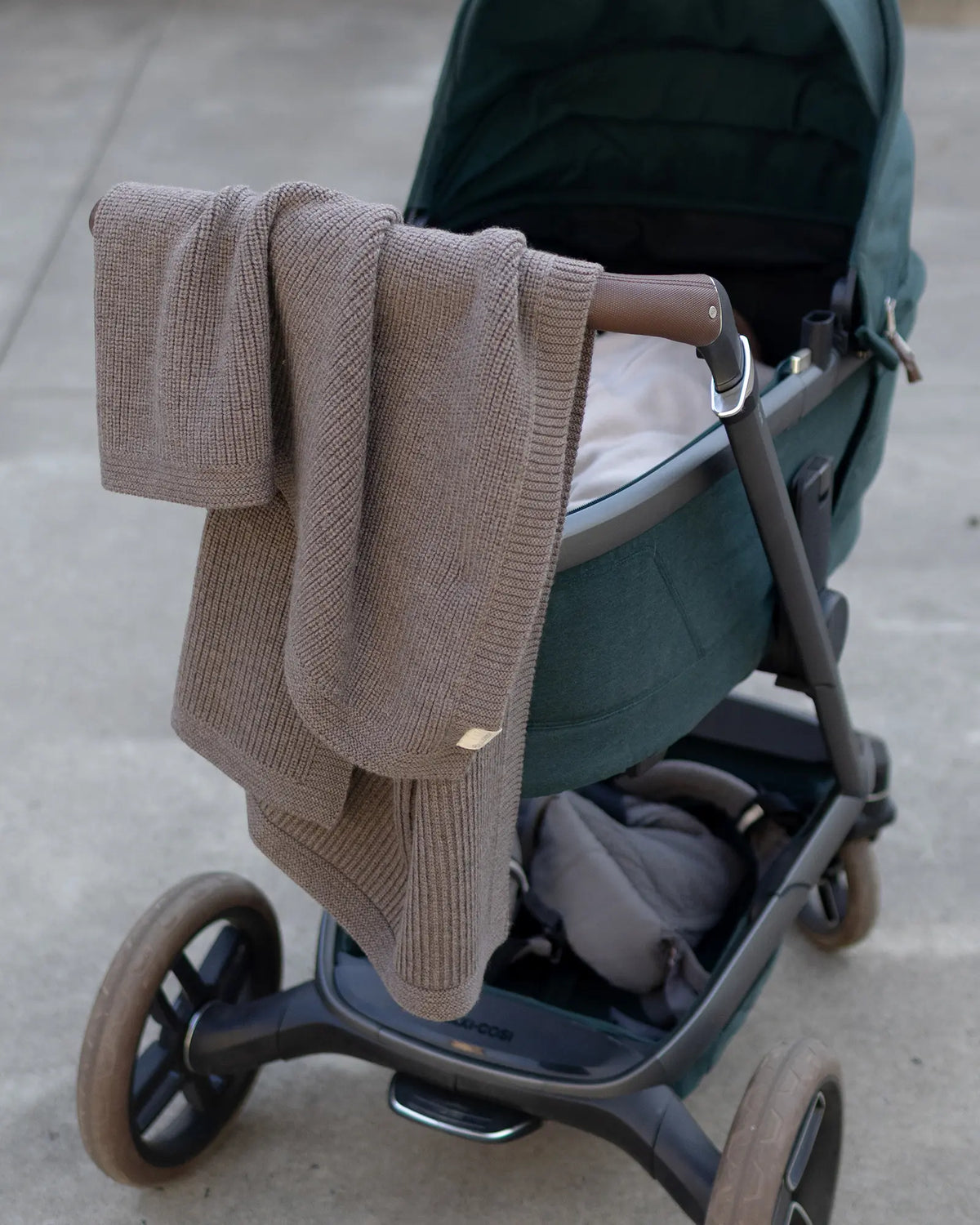 Babydecke Merinowolle Taupe am Kinderwagen