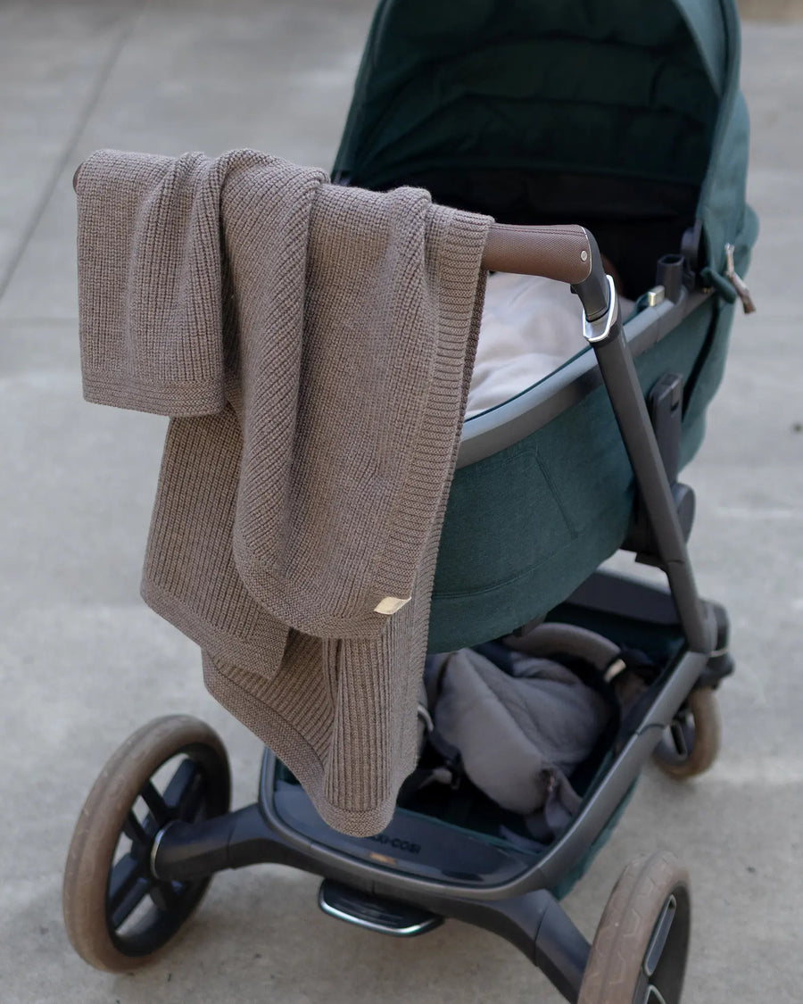 Babydecke Merinowolle Taupe am Kinderwagen