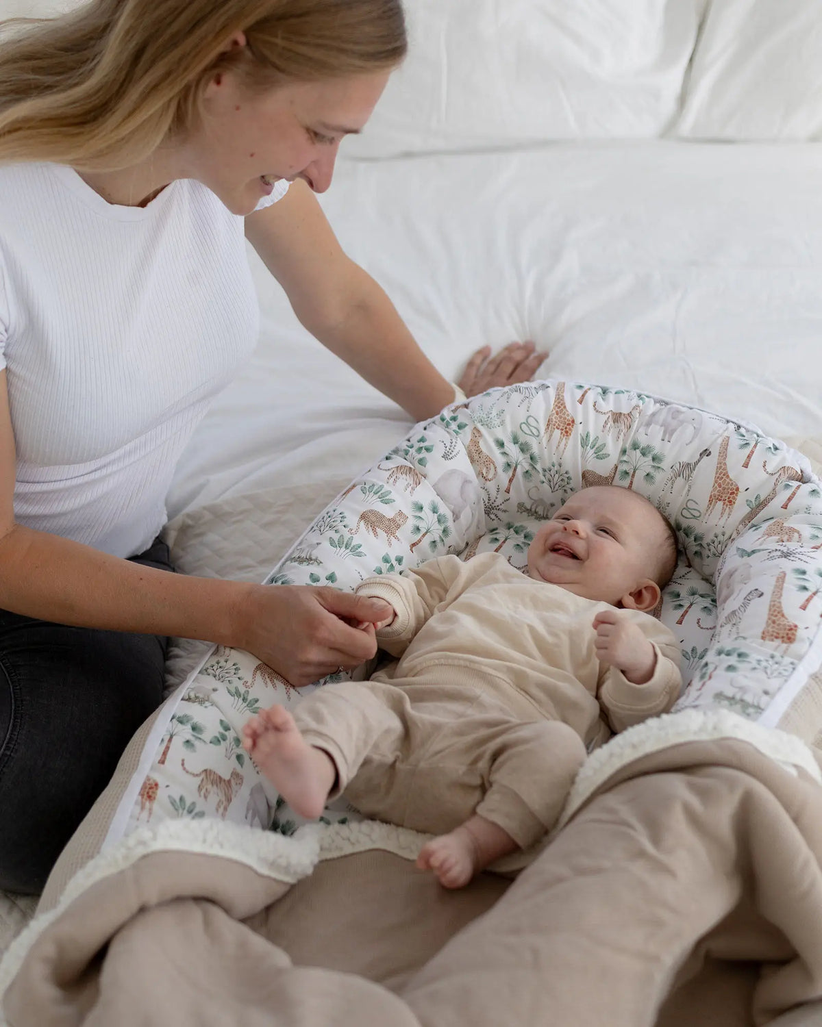 Baby liegt kuschelig im Babynest Safari Beige
