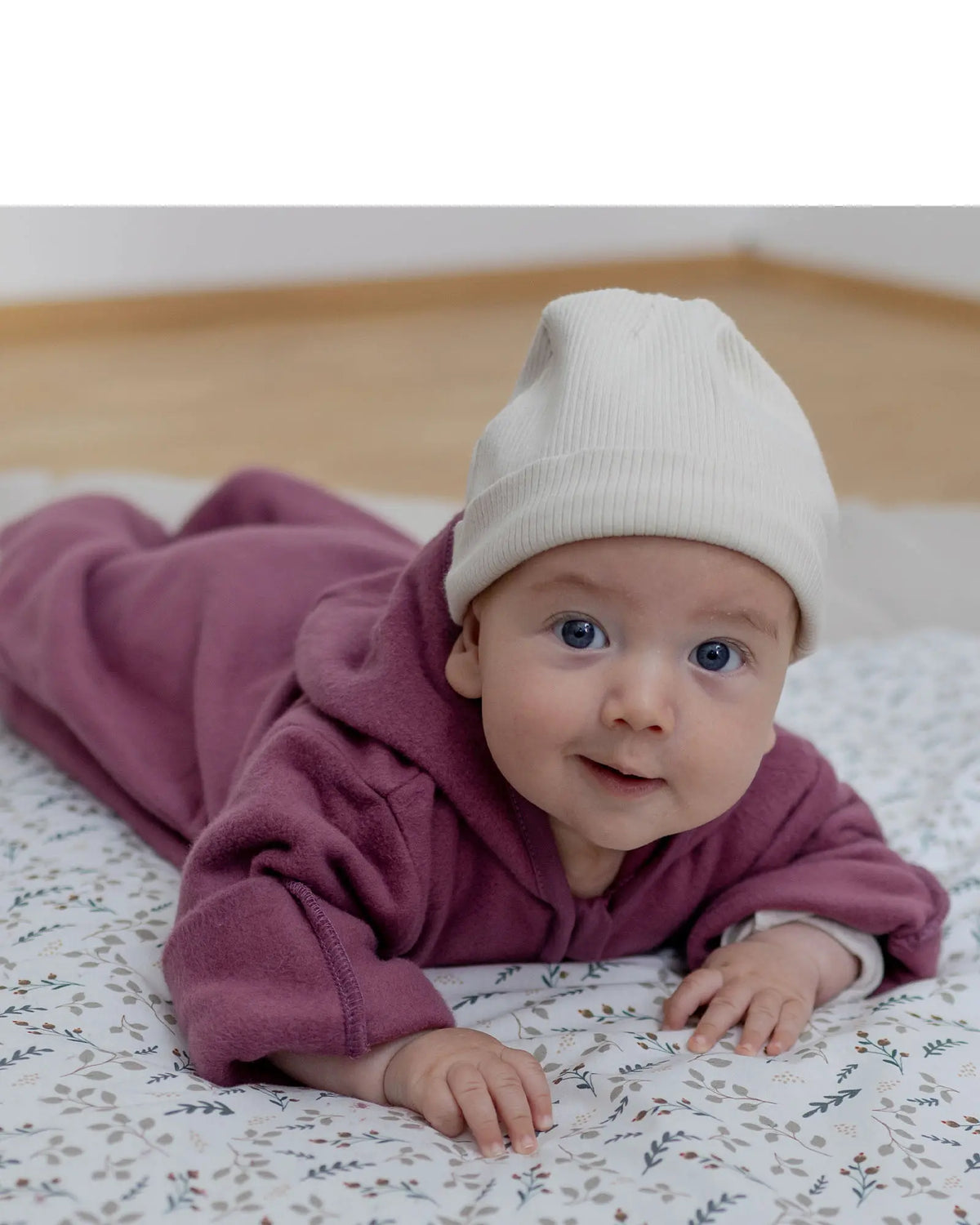Baby im Baumwoll-Fleece Overall Beere Größe 62-68 mit Mütze