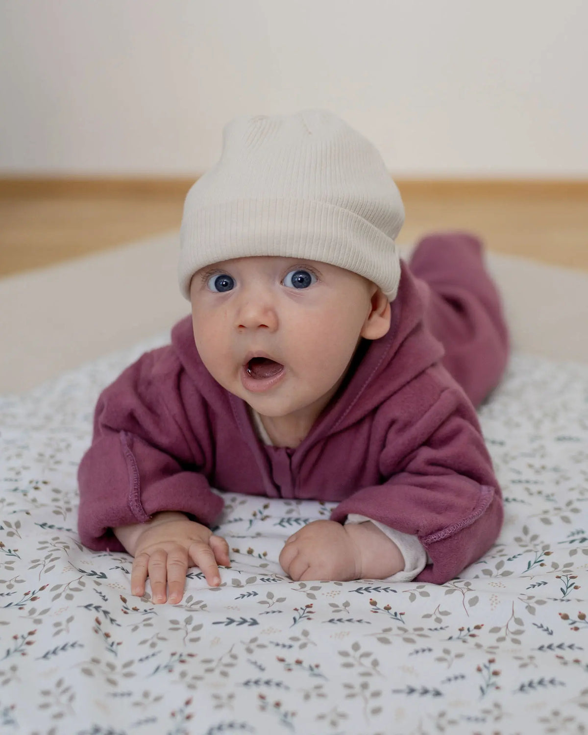 Baby im Baumwoll-Fleece Overall Beere Größe 50-56 in Bauchlage