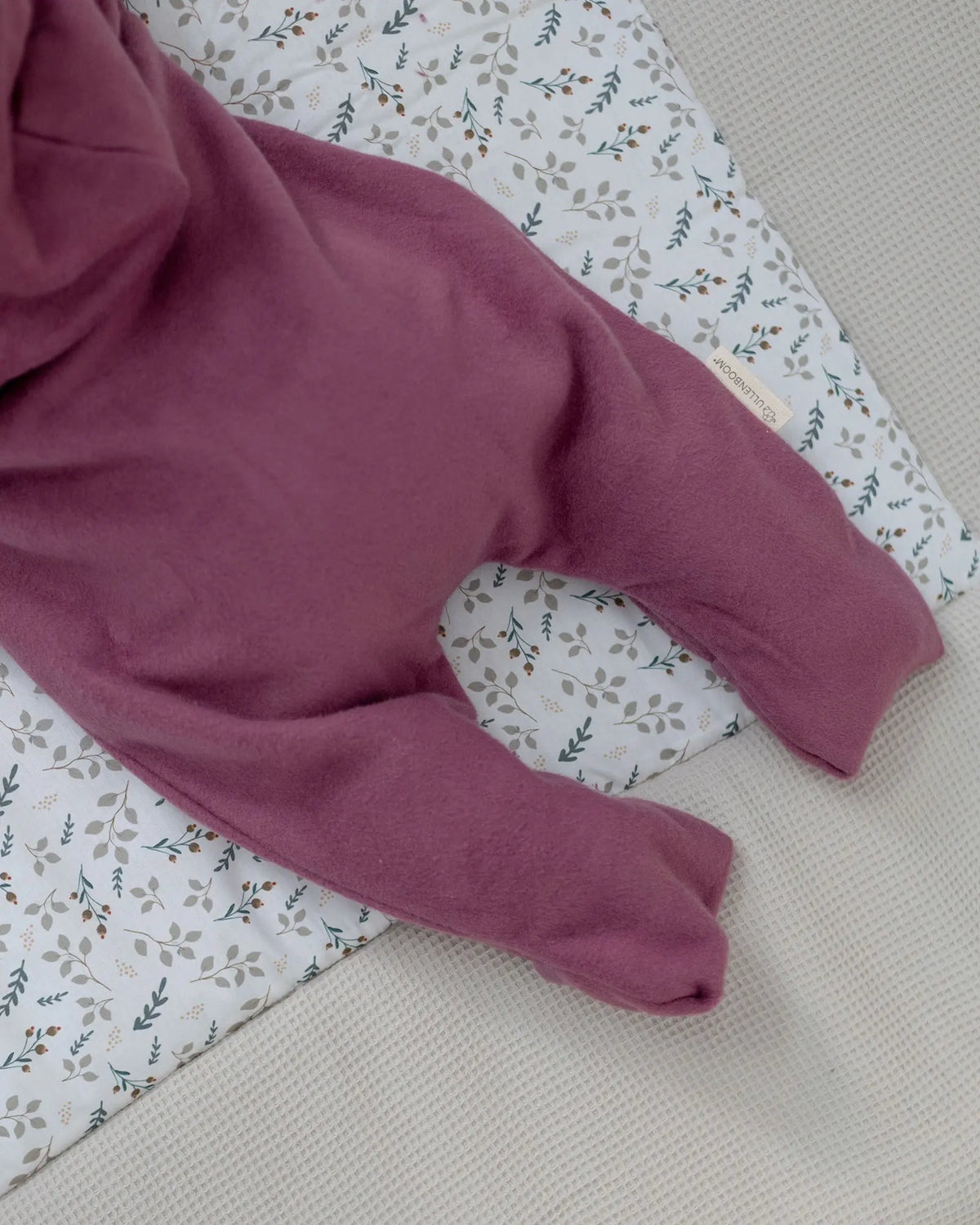 Detail der Beinchen mit Überlänge am Baumwoll-Fleece Overall Beere