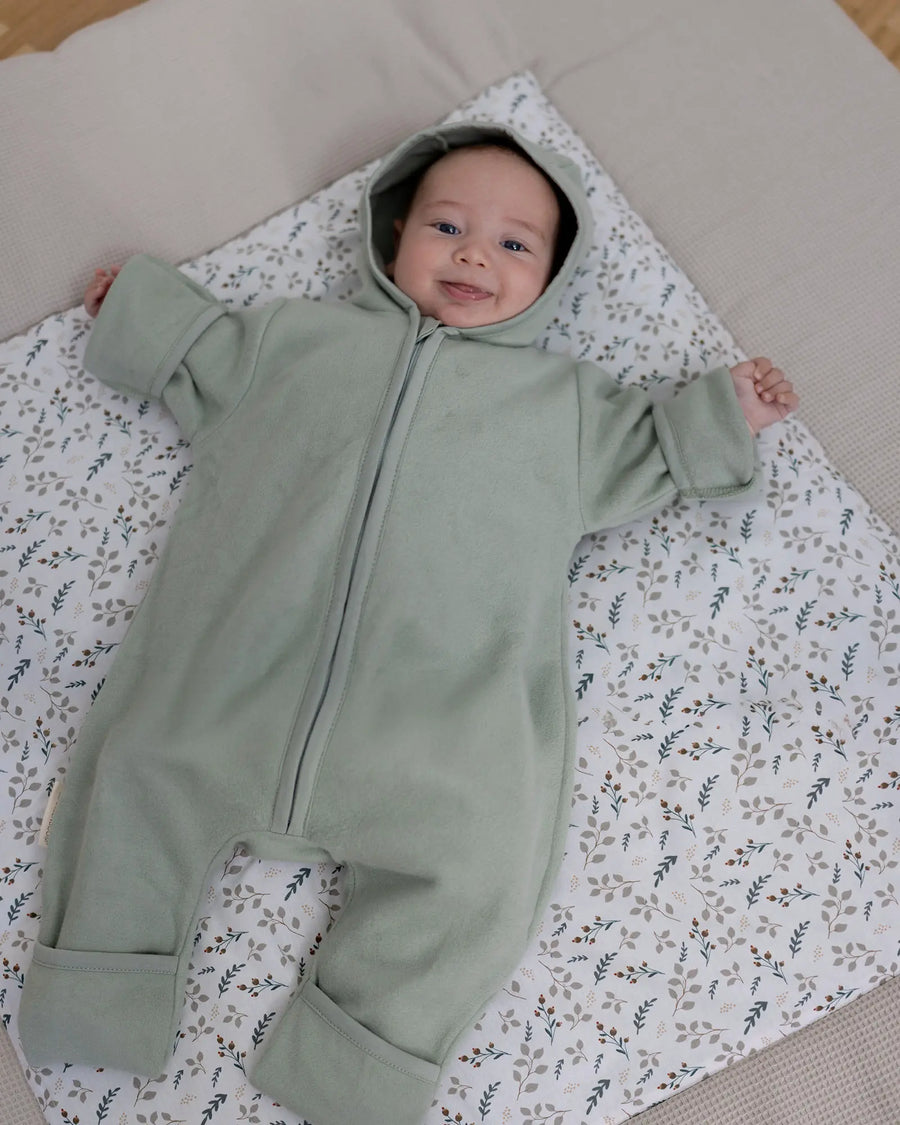 Baby im Baumwoll-Fleece Overall Eukalyptus Grün Größe 50-56