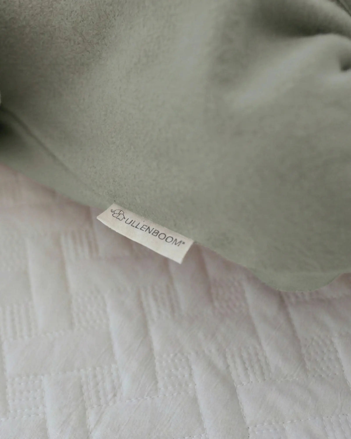 Stoffdetail mit ULLENBOOM Label am Baumwoll-Fleece Overall Eukalyptus Grün