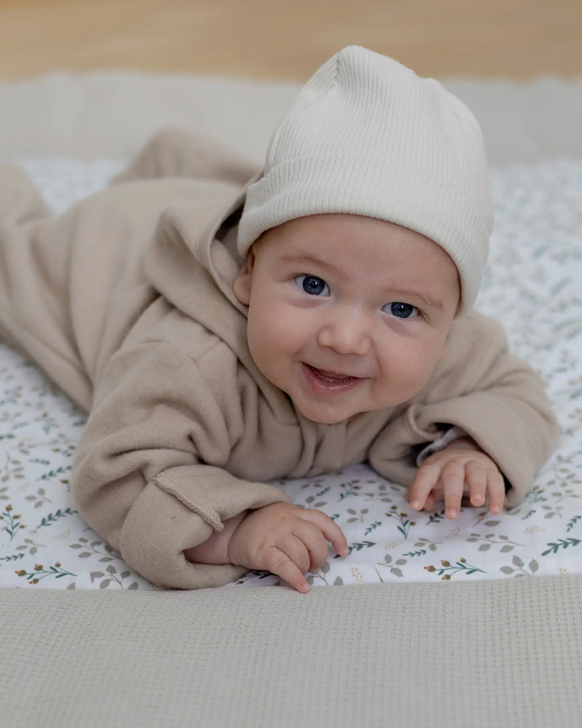 Baby im Baumwoll-Fleece Overall Hafer Beige Größe 62-68 mit Mütze