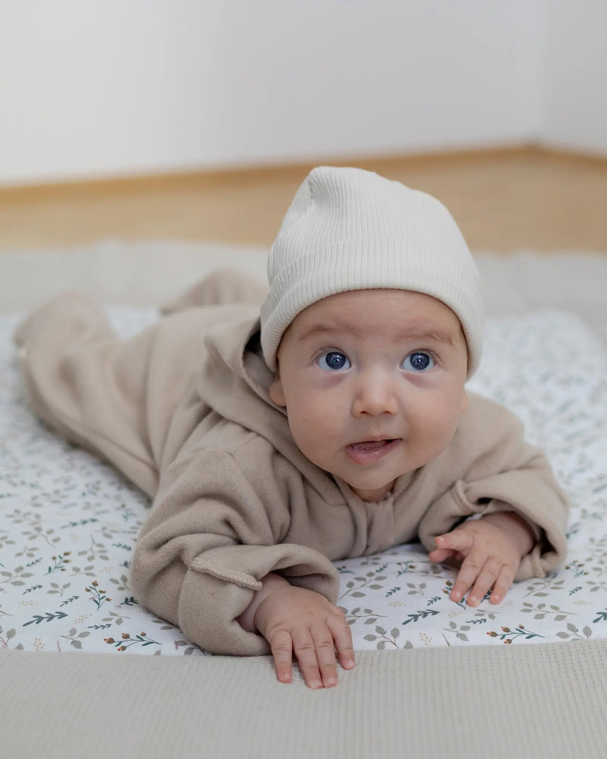 Baby im Baumwoll-Fleece Overall Hafer Beige Größe 74-80 in Bauchlage