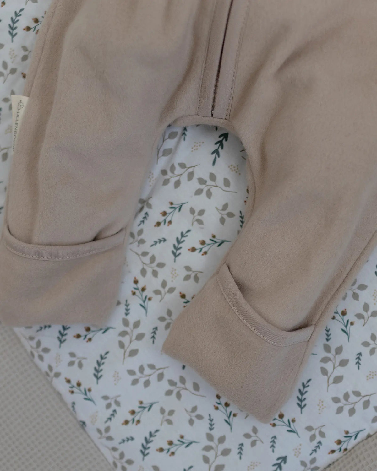 Detail der Beinchen mit Überlänge am Baumwoll-Fleece Overall Hafer Beige