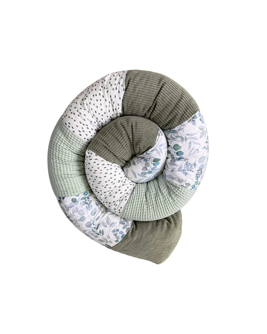 Baby Bettschlange Blattliebe von ULLENBOOM mit Eukalyptus-Motiven im Patchwork