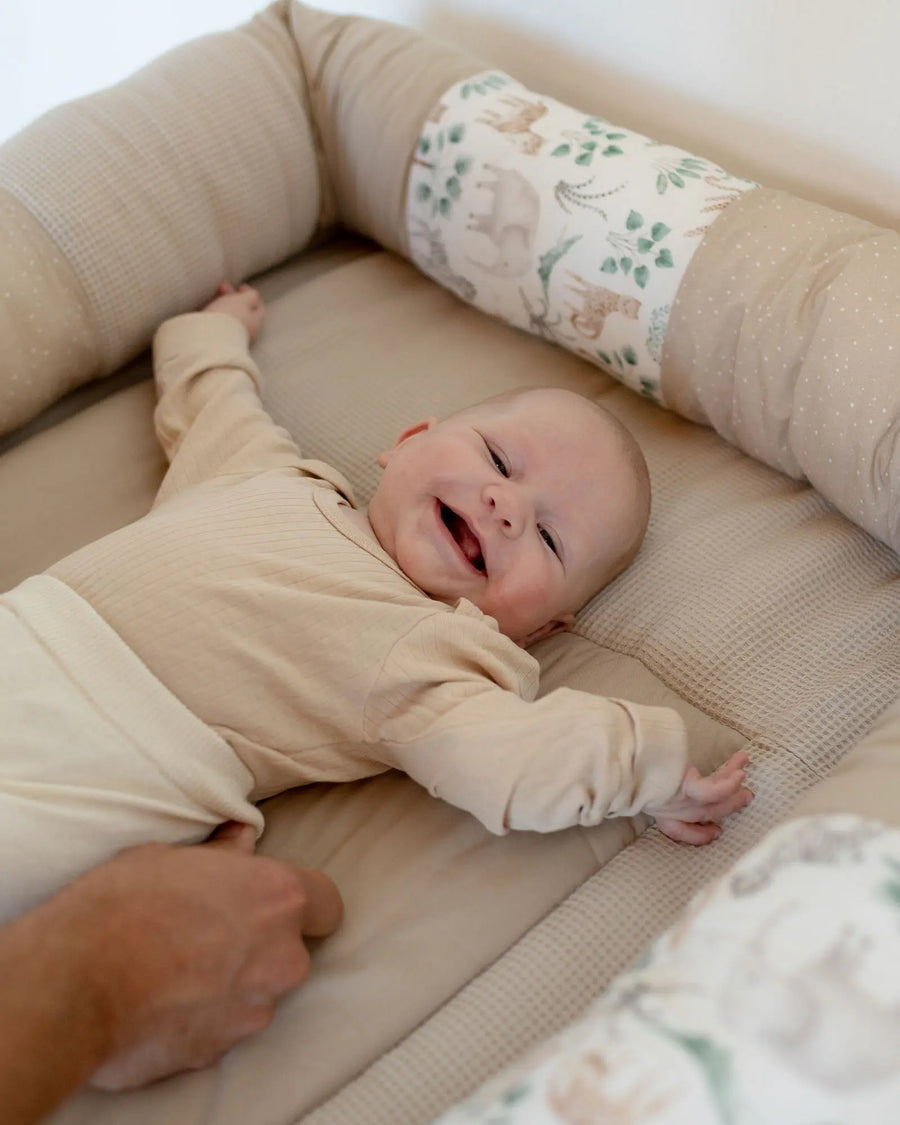 Bettschlange Safari als Umrandung im Babybett