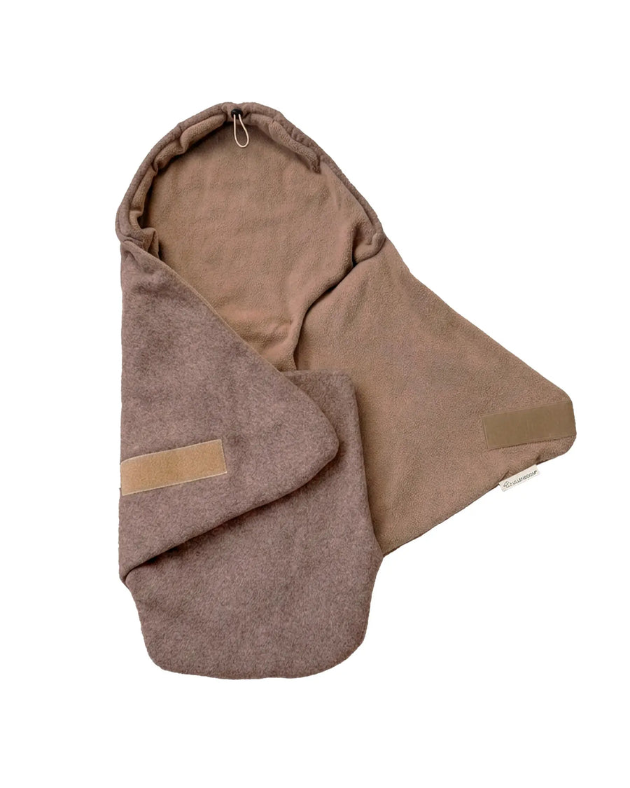 Einschlagdecke Fleece Braun von ULLENBOOM, aufgeklappt mit Kapuze und Klettverschluss