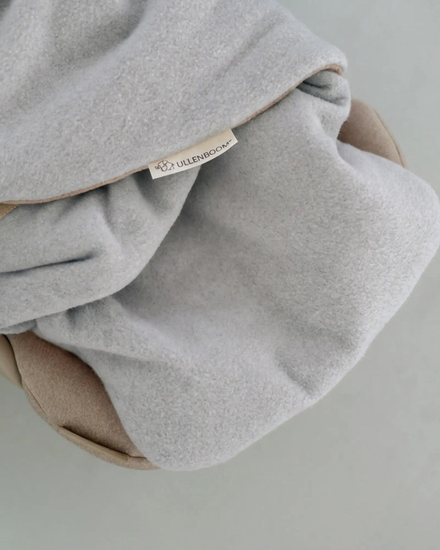 Detailansicht des hellgrau melierten Baumwoll-Fleece mit ULLENBOOM Label
