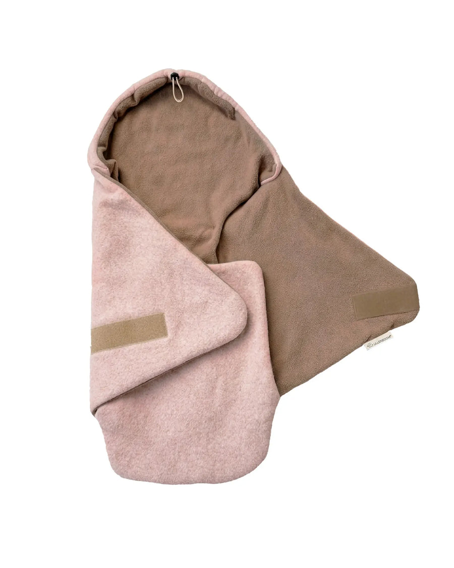 Einschlagdecke Fleece Rosa von ULLENBOOM, aufgeklappt mit Kapuze und Klettverschluss