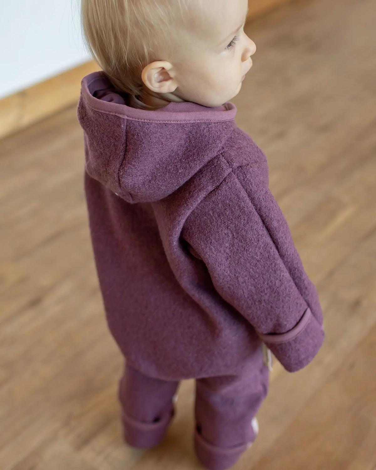 Kind im Wollwalk Overall Beere Größe 86-92 von hinten